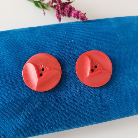 Pair of Vintage Acrylic Round Red Sewing Buttons - Picture 10 of 12